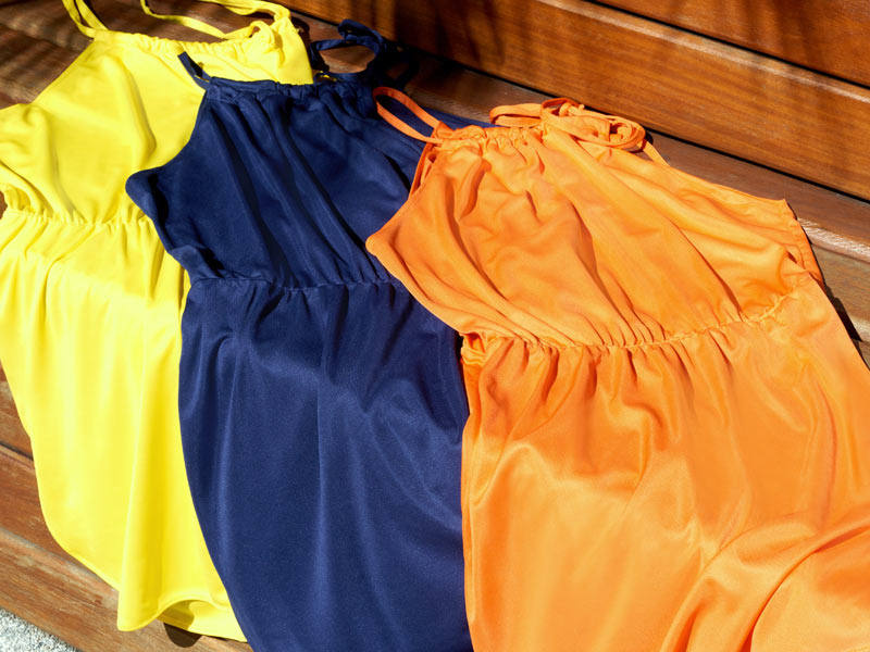 Vestido amarelo, azul marinho e laranja.