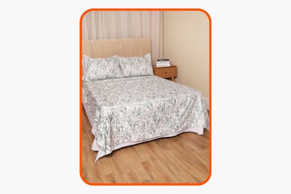 Cama com lençol estampado em quarto aconchegante