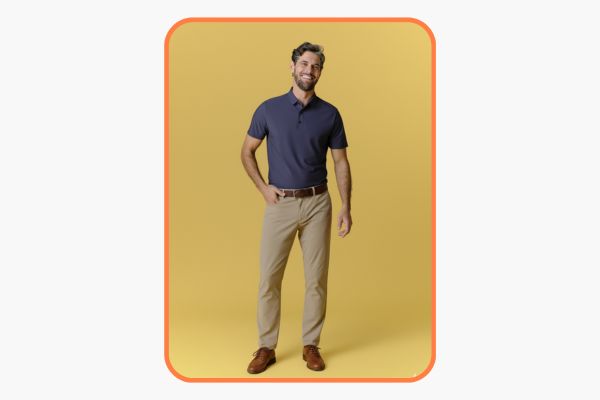 Homem sorridente em camisa polo azul e calças claras.