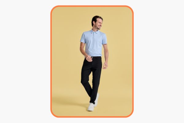 Homem sorrindo com camisa polo azul e calça preta.