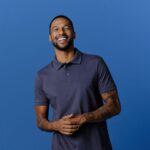 Camisa polo por dentro da calça: entenda como deixar esse look estiloso homem-sorridente-camisa-polo-azul