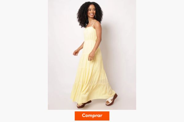 mulher usando amarelo manteiga no ano novo