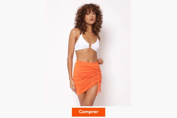 mulher usando laranja no ano novo