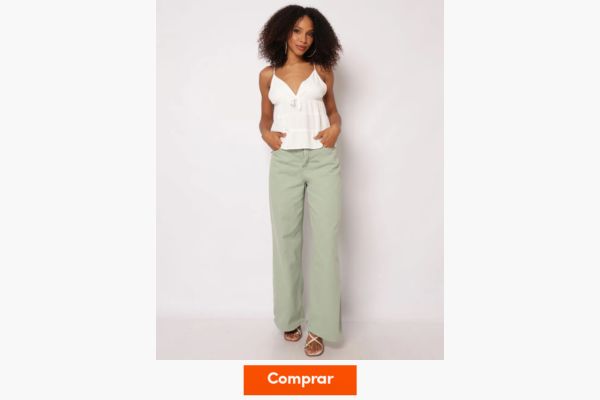mulher usando verde pastel no ano novo