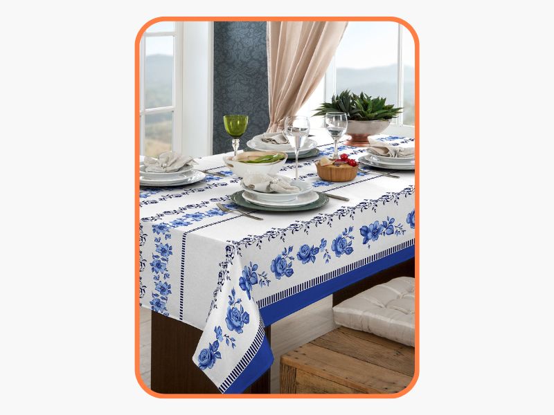mesa posta com toalha branca e azul