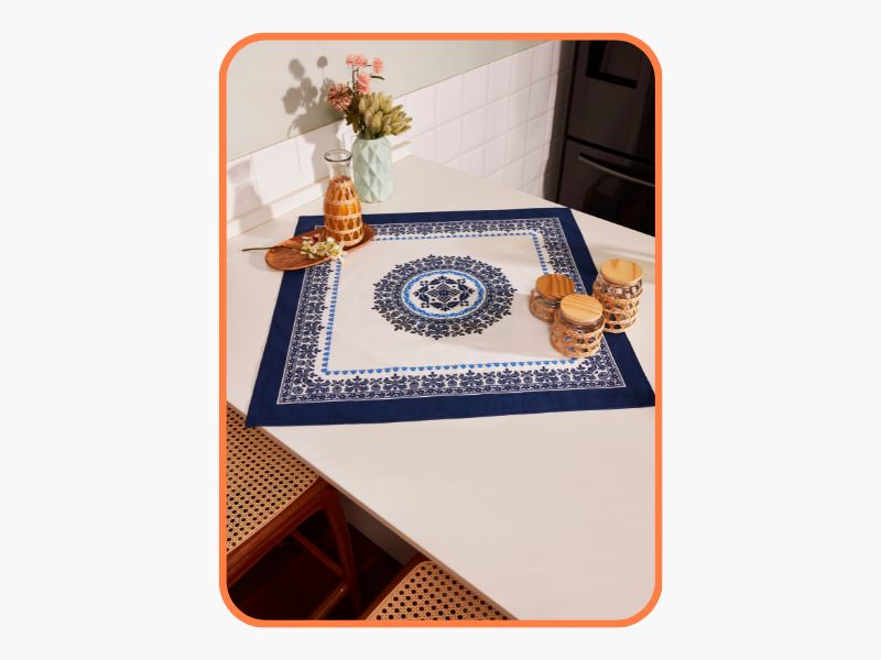 toalha de mesa azul e branca sobre uma mesa pequena