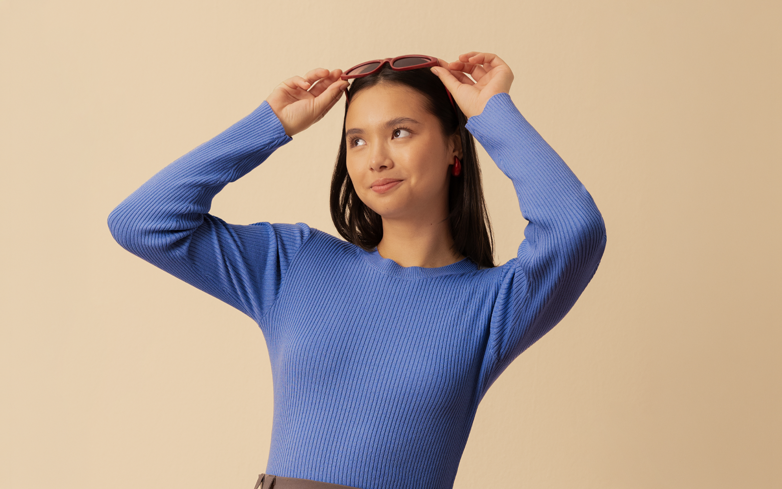 Modelo veste suéter na cor azul ceruleo