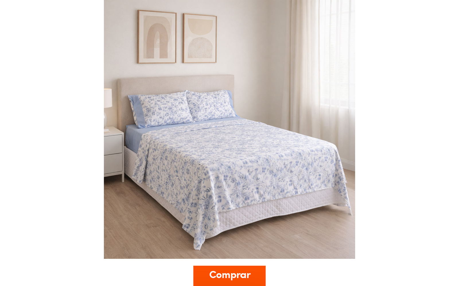 Quarto com cama com jogo de cama branco com estampa azul claro