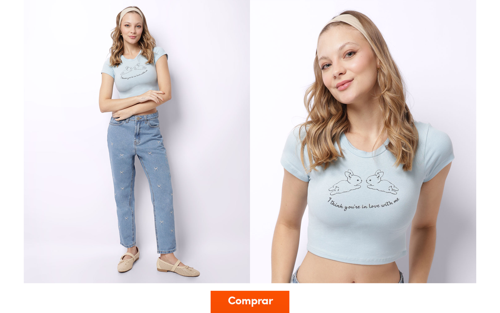Modelo veste camiseta cropped baby look justinha azul claro com estampa fofa combinada com calça jeans mom bordada, faixa no cabelo e sapatilha da moda.