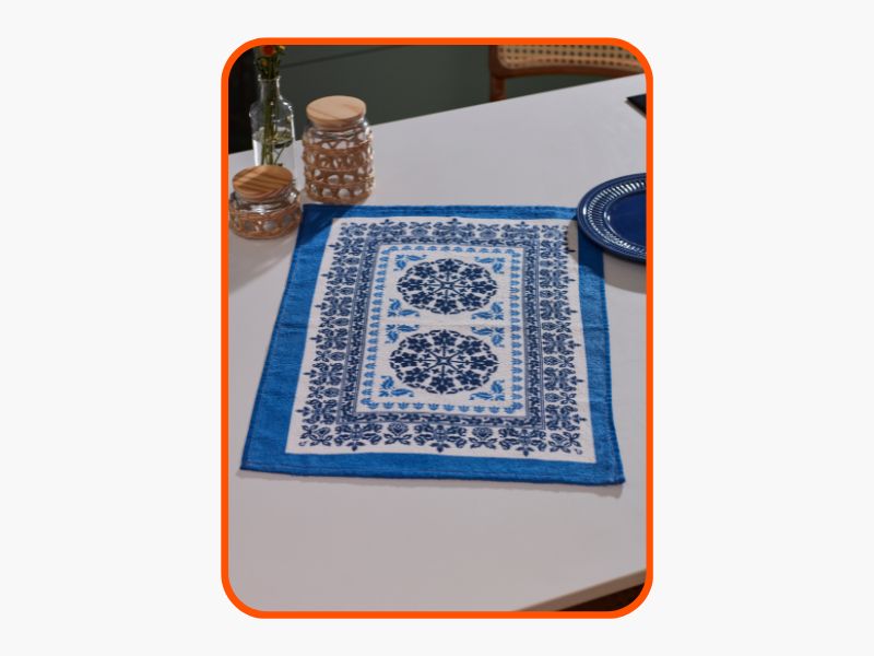 caminho de mesa azul e branco com arabescos em marinho sobre uma mesa posta 