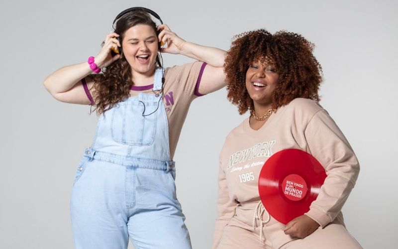 Duas mulheres se divertem enquanto ouvem Playlist de Rock