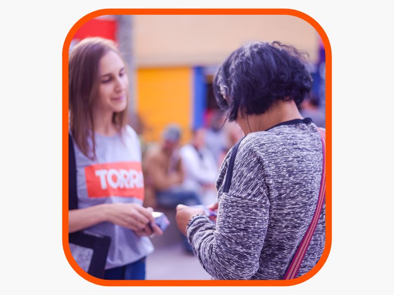 Atendente da Torra realiza um atendimento à cliente.