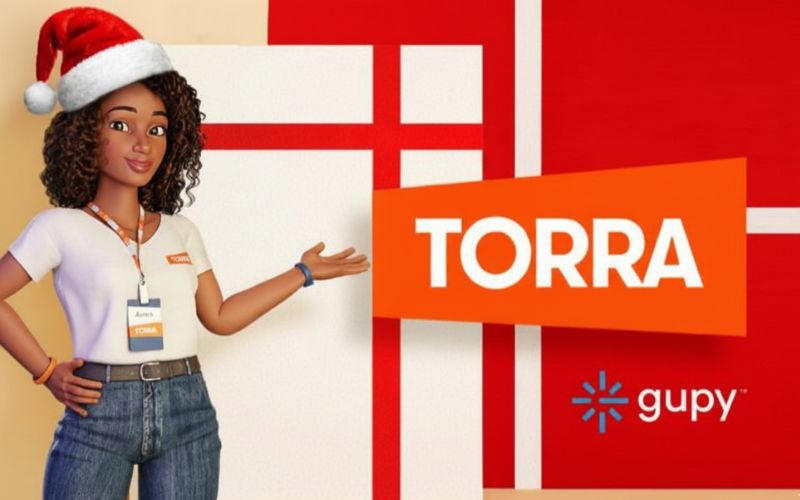 A Aurora, assistente virtual da Torra, está usando um chapeu de Papai Noel para divulgar as vagas temporárias de Natal
