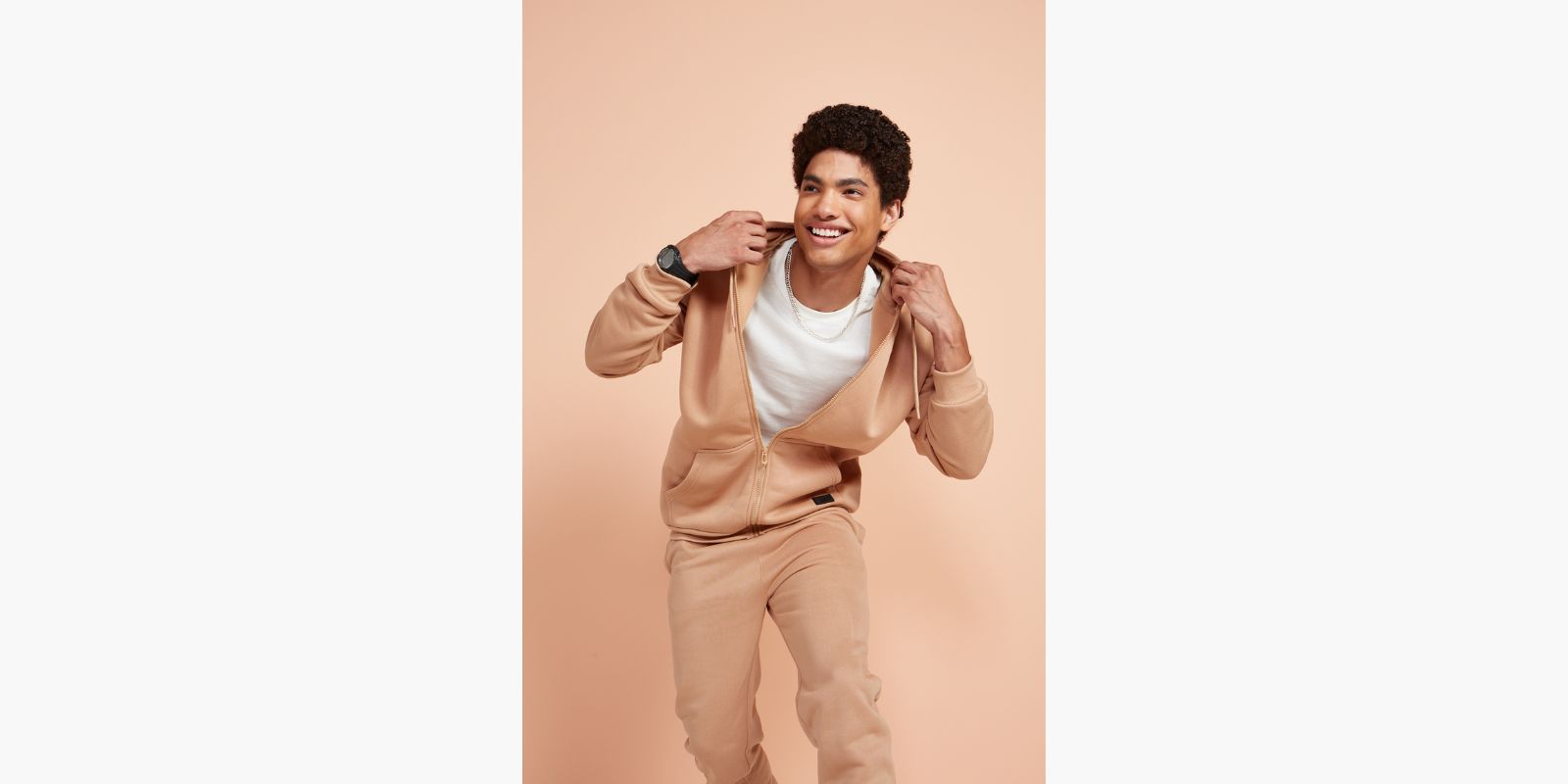 jovem adolescente veste look para escola de camiseta branca básica com conjunto de moletom bege