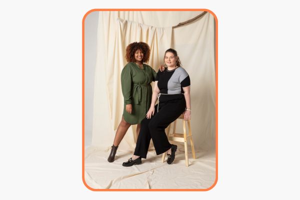 duas mulheres vestindo um look plus size que está na promoção