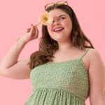 Look verde: descubra como combinar essa cor moça veste vestido verde plus size