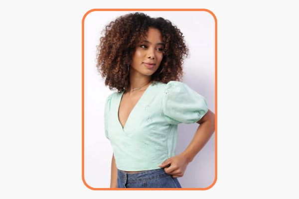moça veste blusa com a cor verde menta