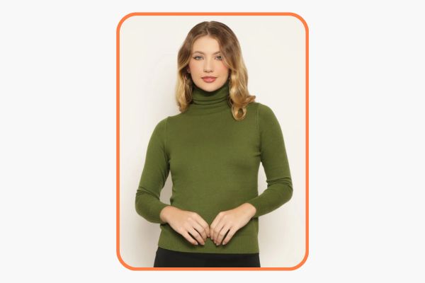 Mulher vester de gola alta na cor verde oliva