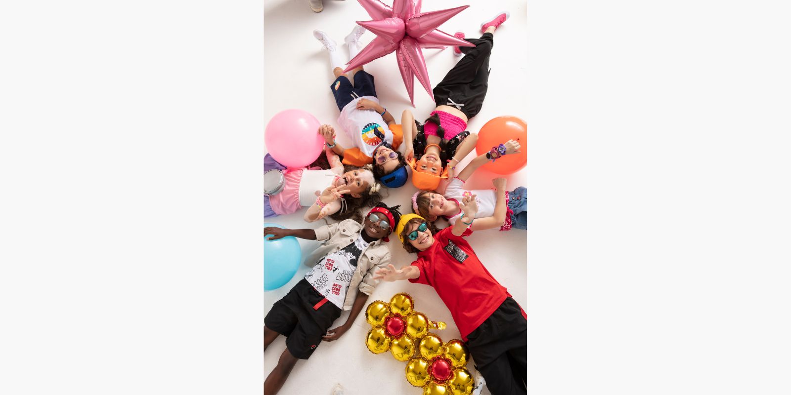 imagem com várias crianças brincando