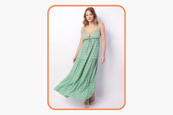 mulher veste vestido midi verde de alcinha, esvoaçante