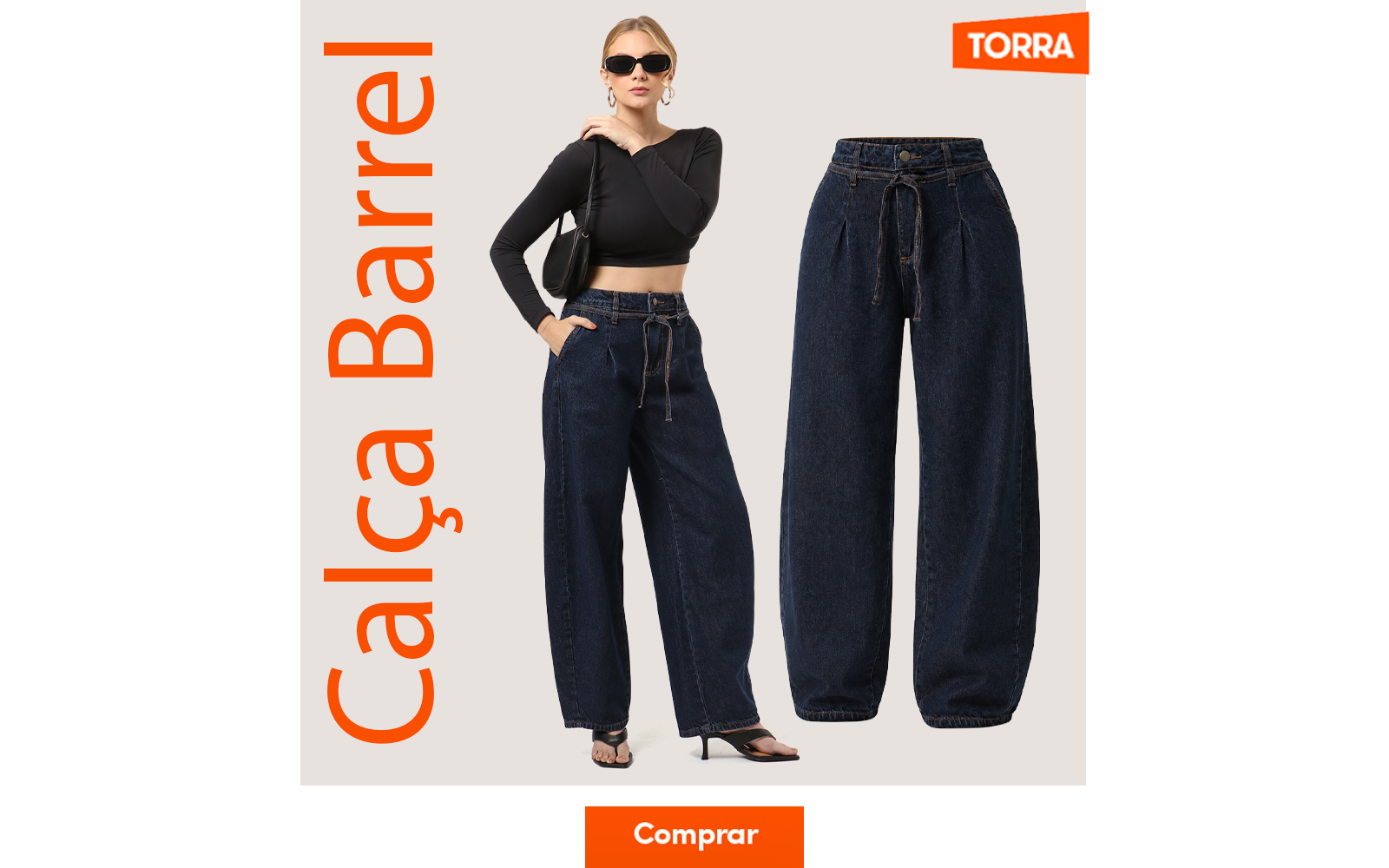 Modelo veste calça jeans Barrel feminina com lavagem denim escura e detalhe com cinto do próprio jeans.