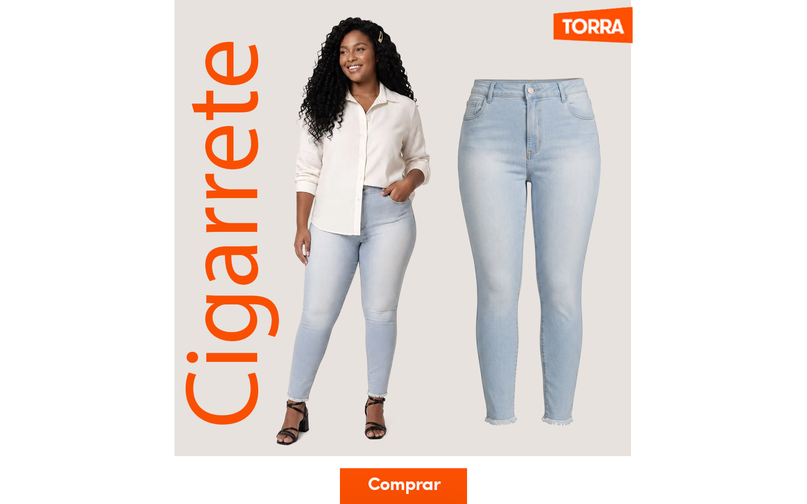 Modelo veste calça jeans cigarrete feminina plus size com lavagem clara do tipo delavê