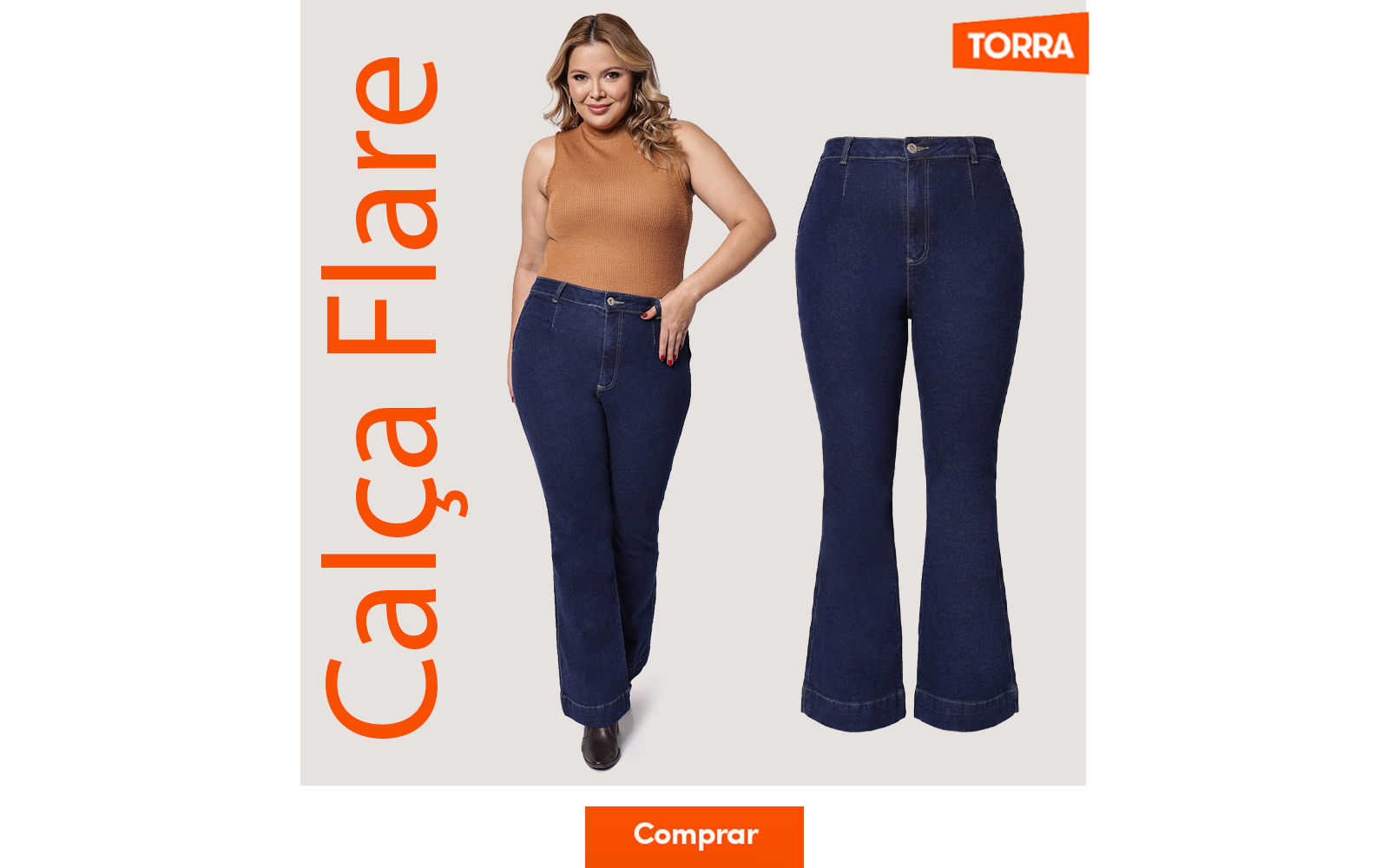 Modelo veste calça jeans flare plus size feminina com lavagem tradicional escura.