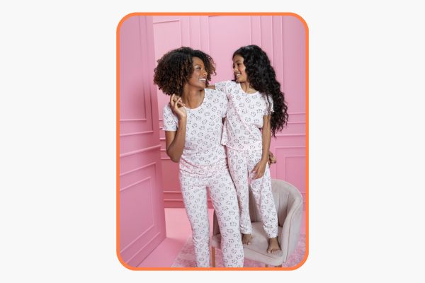 mãe e filha vestindo pijamas juntos