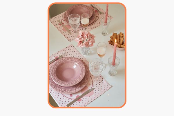 mesa posta com itens rosa para um café da manhã de dia das mães