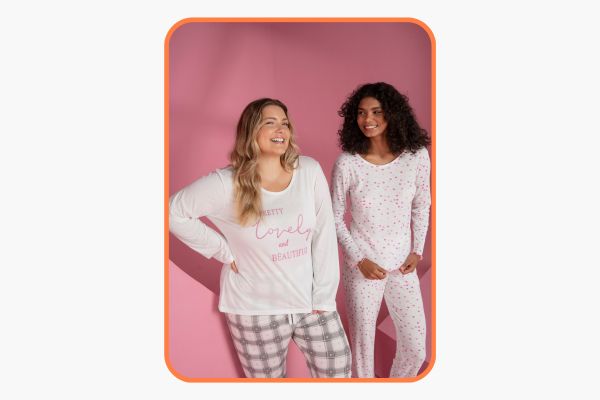 duas mulheres de pijamas em um fundo rosa