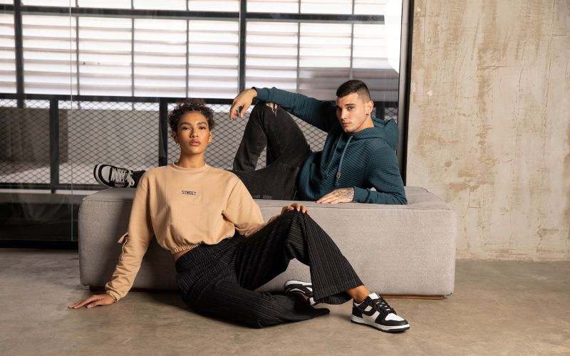 Tênis que combina com tudo: 6 modelos muito versáteis