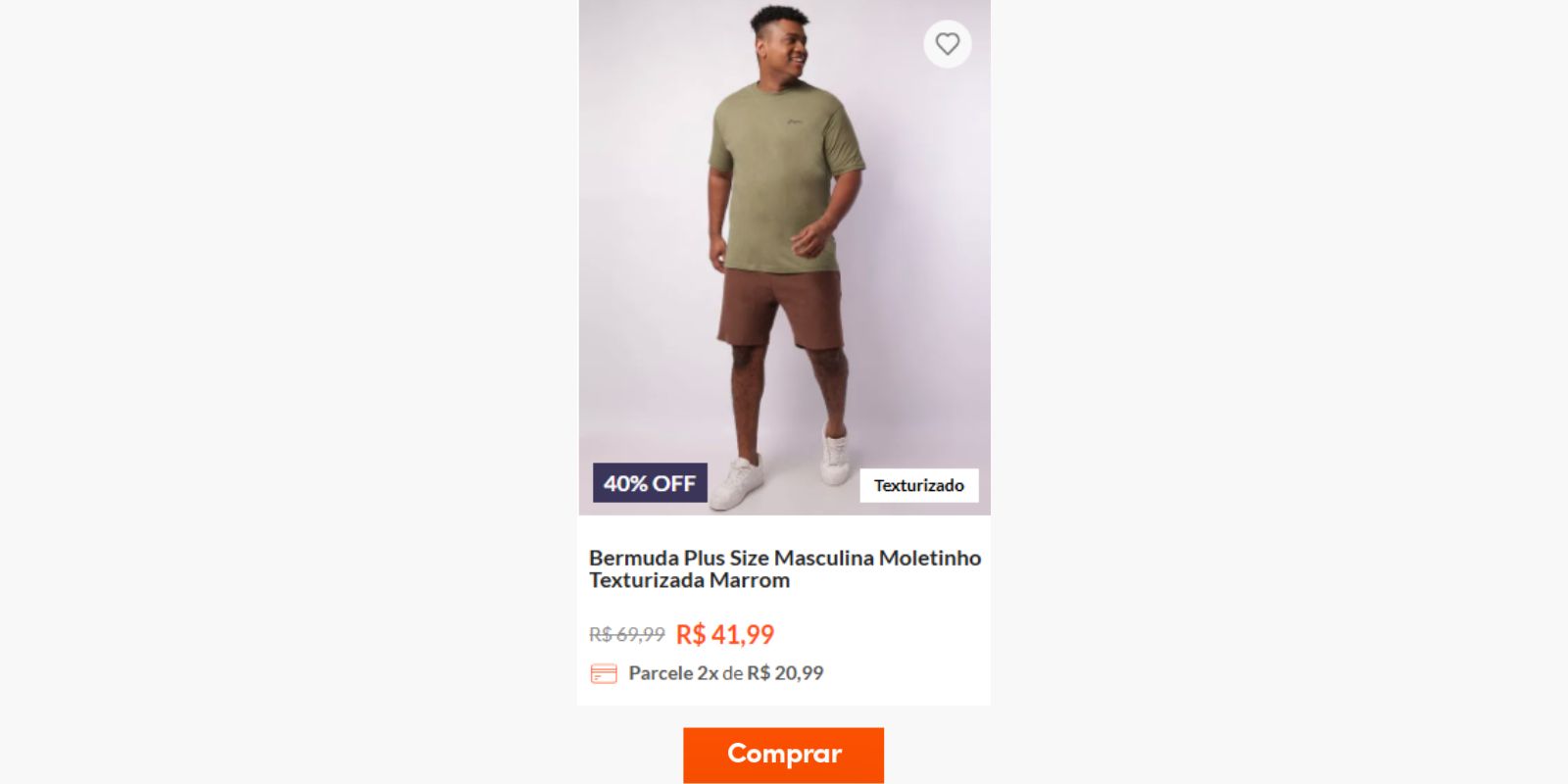 modelo masculino veste look plus size camiseta verde militar e bermuda marrom
