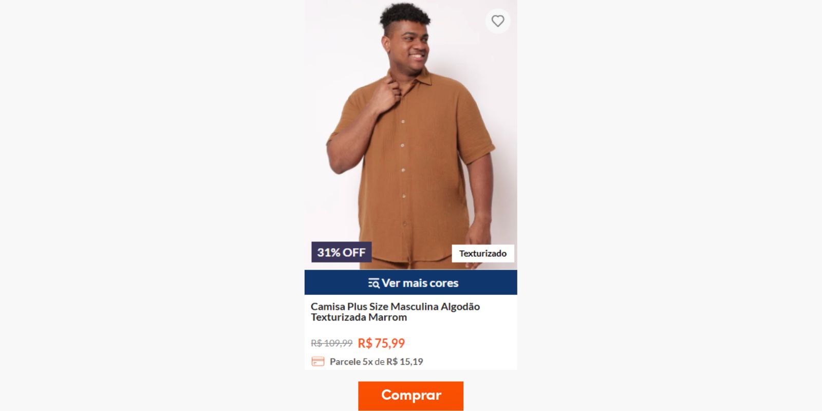 modelo masculino veste camisa plus size cor caramelo, manga curta e tecido levemente texturizado