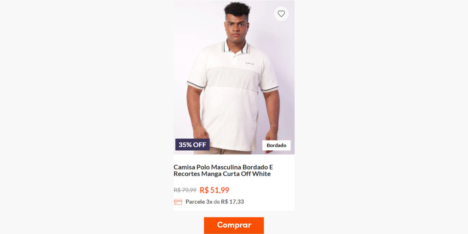 modelo masculino veste polo plus size branca com estampa de listras na frente 
