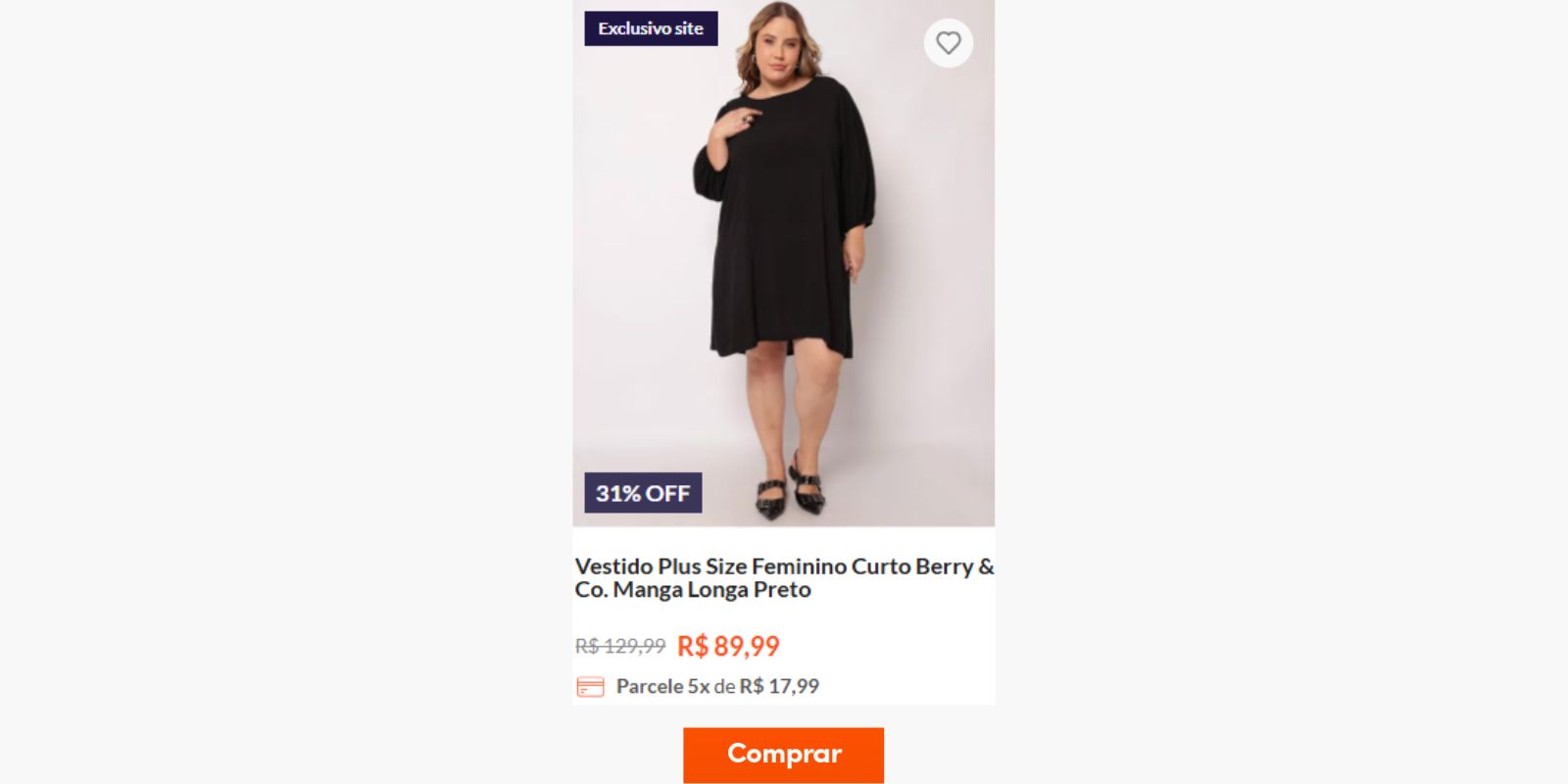 modelo veste vestido plus size preto curto com manga longa