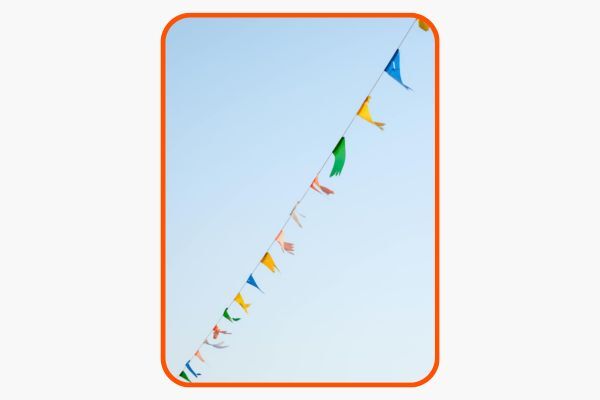 Bandeirinhas coloridas balançando ao vento