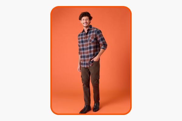 Homem posando em camisa xadrez e calças cargo