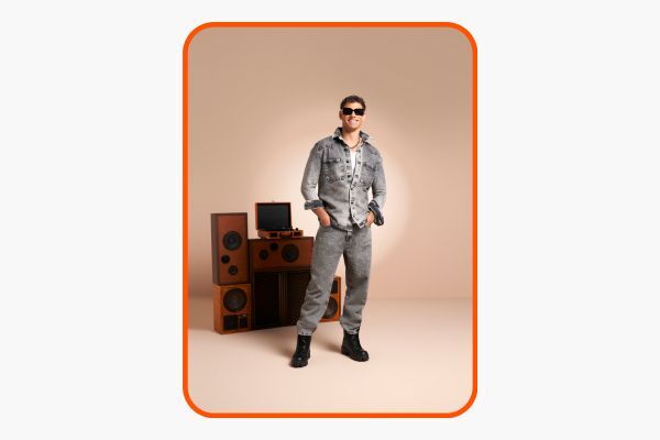 Modelo masculino vestindo jeans e óculos escuros.