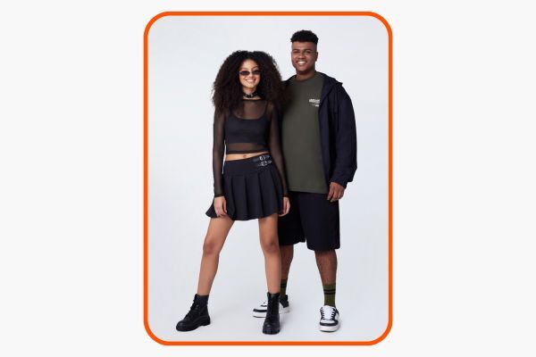 Casal jovem com estilo moderno e despojado