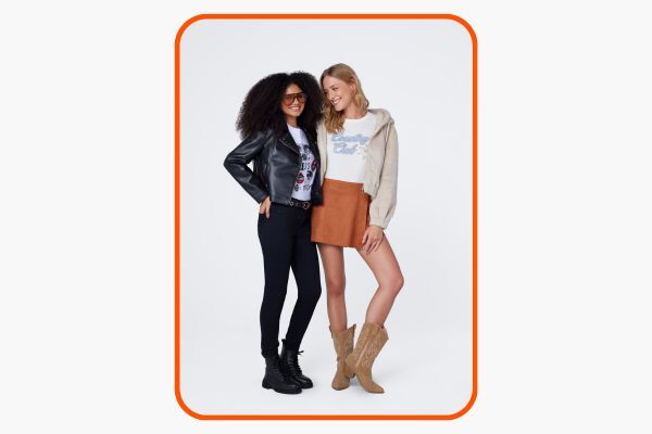 Duas mulheres posando com estilos diferentes de moda.