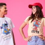 Crianças usando camisetas coloridas com personagens Disney.