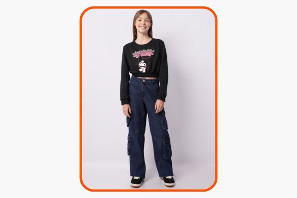 Modelo vestindo blusa e calça cargo feminina