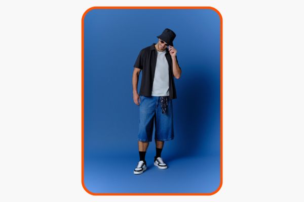 Homem estiloso com roupa casual em fundo azul.