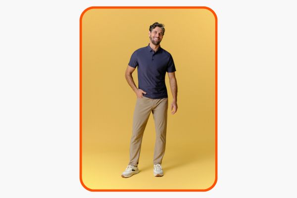 Homem sorridente vestindo roupa casual em fundo amarelo.
