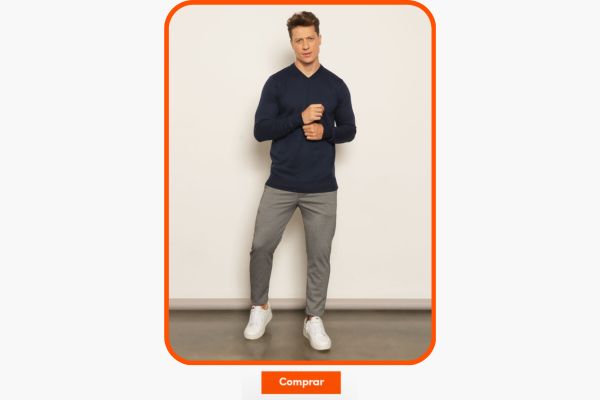 Homem usando suéter azul e calça cinza