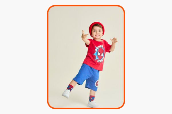 Criança vestindo camiseta do Homem-Aranha sorrindo