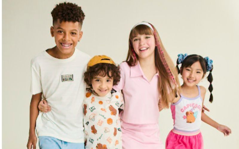 Quatro crianças em roupas coloridas sorrindo