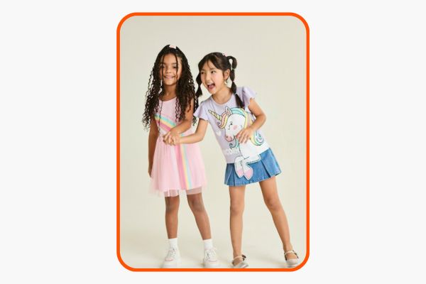 Duas meninas se divertindo com roupas coloridas