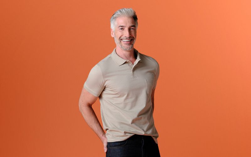 Homem veste camisa polo bege