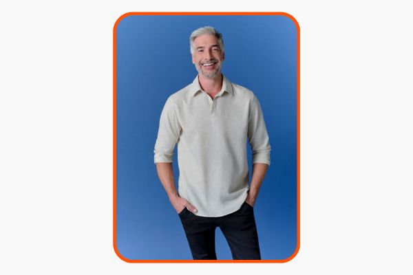 Homem veste camisa polo masculina de manga longa, cor bege.